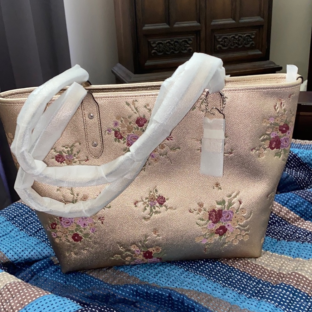 Coach rose gold tote bag with zipper NWT